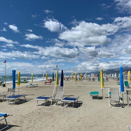 Casa Celeste Apartment Viareggio Bagian luar foto