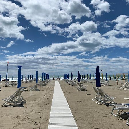 Casa Celeste Apartment Viareggio Bagian luar foto