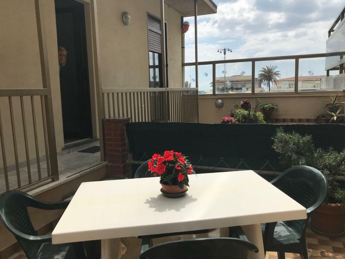 Casa Celeste Apartment Viareggio Bagian luar foto