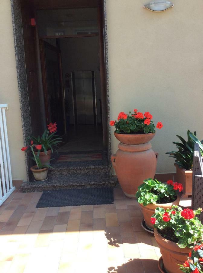 Casa Celeste Apartment Viareggio Bagian luar foto