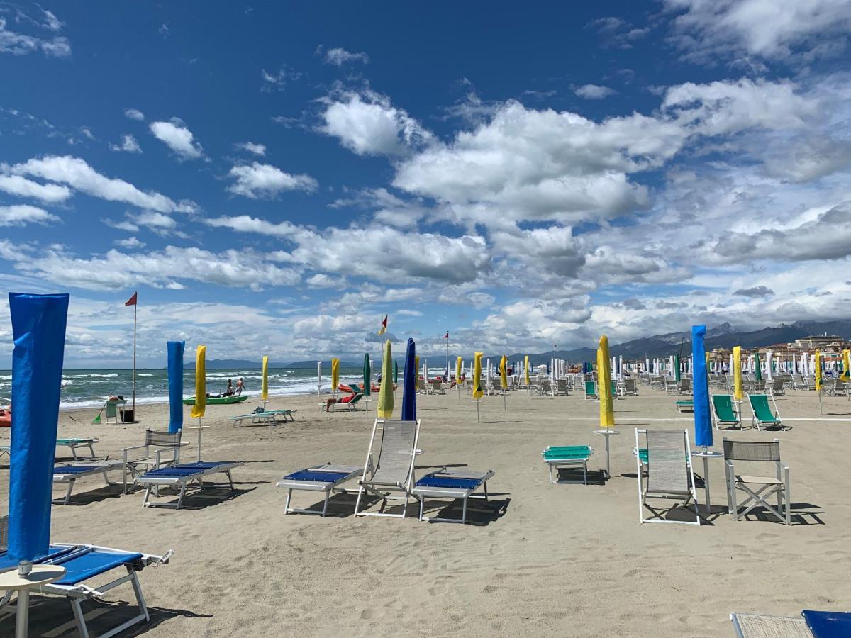 Casa Celeste Apartment Viareggio Bagian luar foto